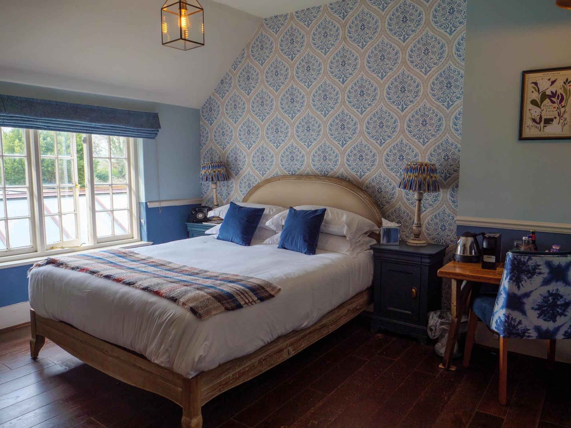 Hinds Head Hotel Олдърмастън Екстериор снимка