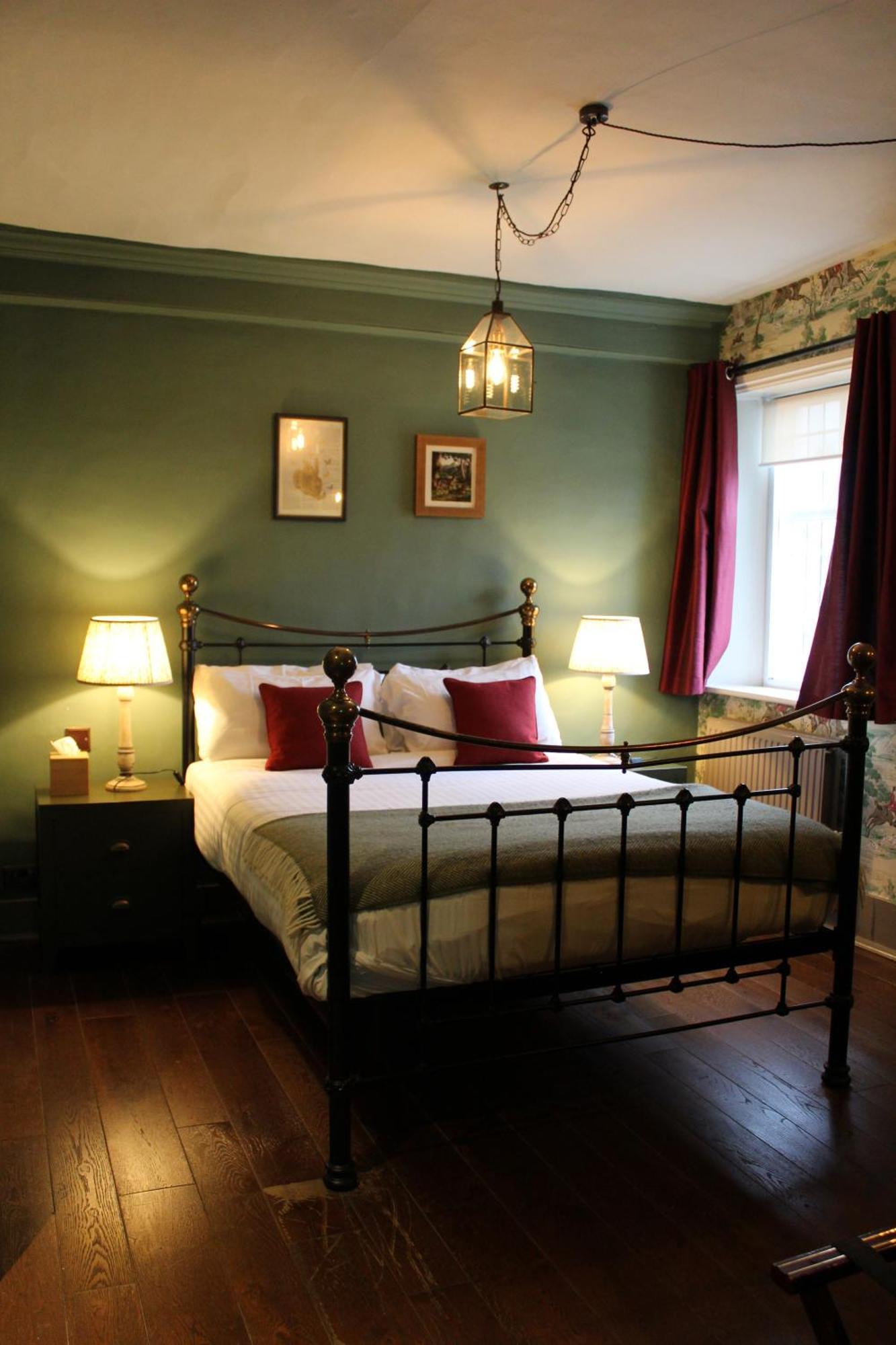 Hinds Head Hotel Олдърмастън Екстериор снимка