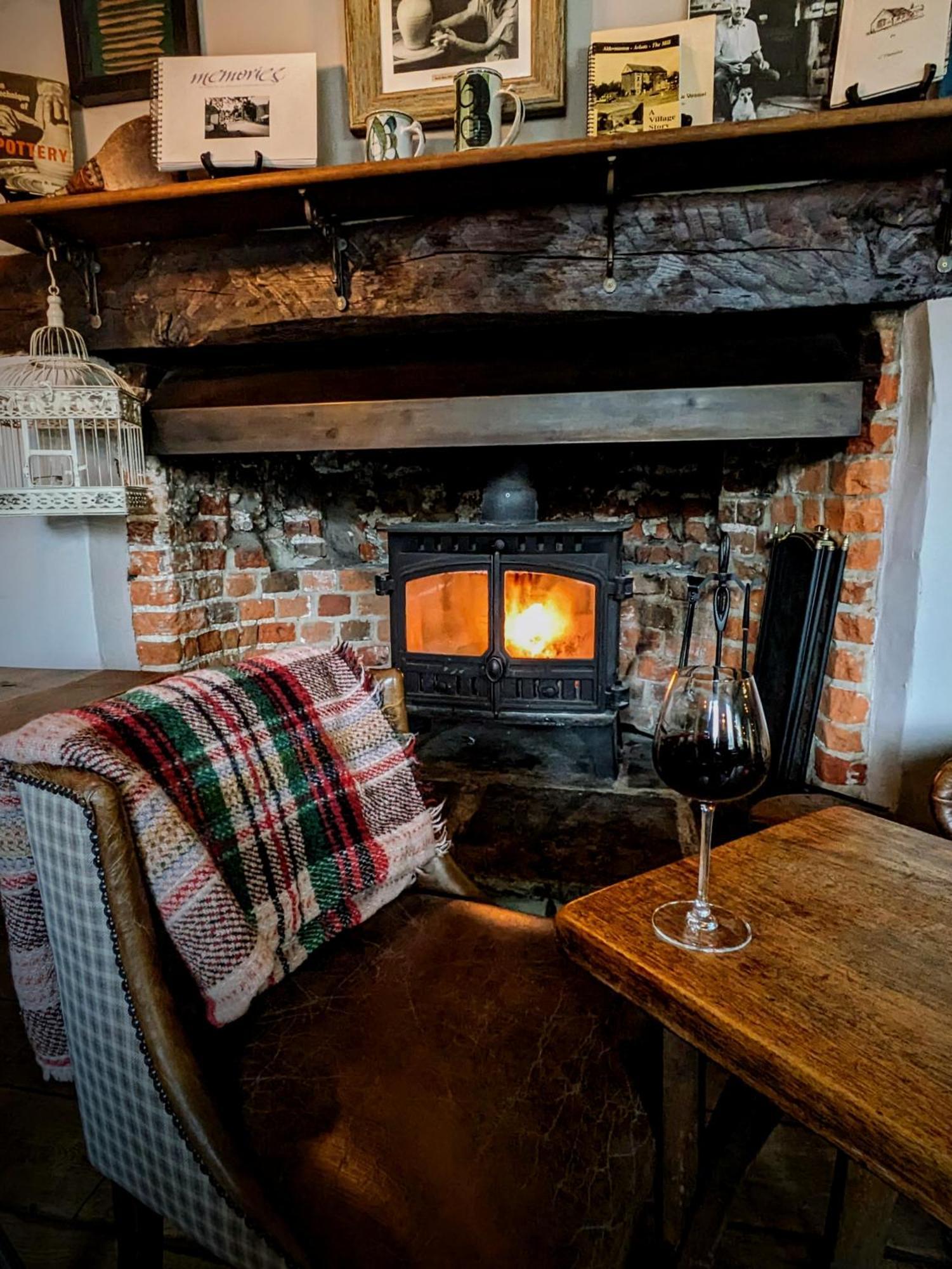 Hinds Head Hotel Олдърмастън Екстериор снимка