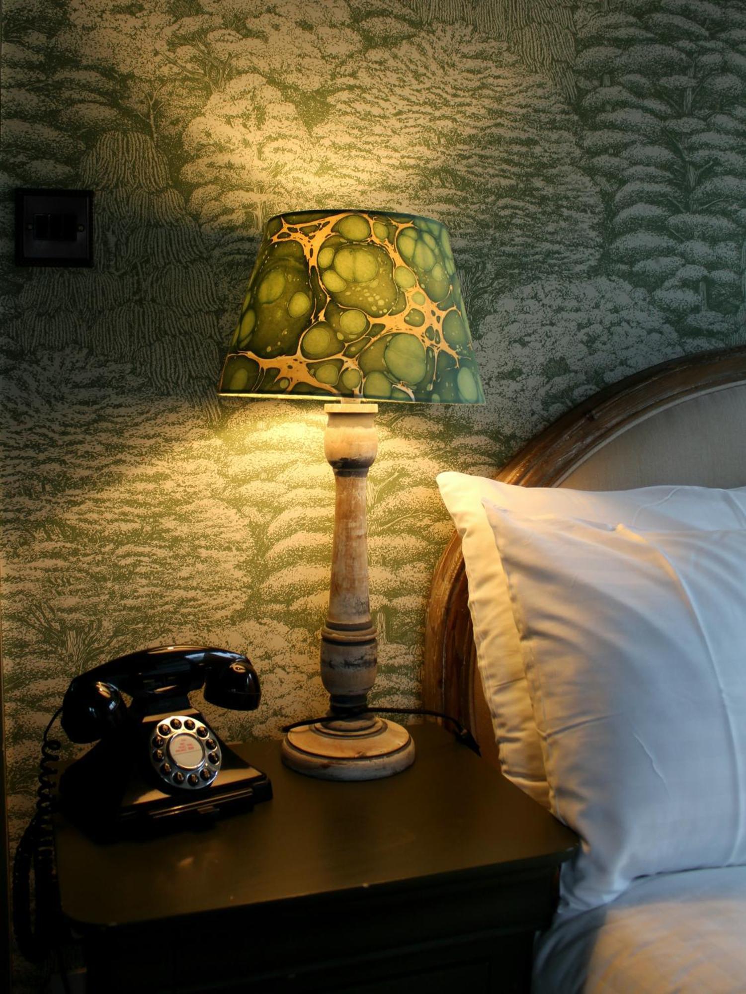 Hinds Head Hotel Олдърмастън Екстериор снимка