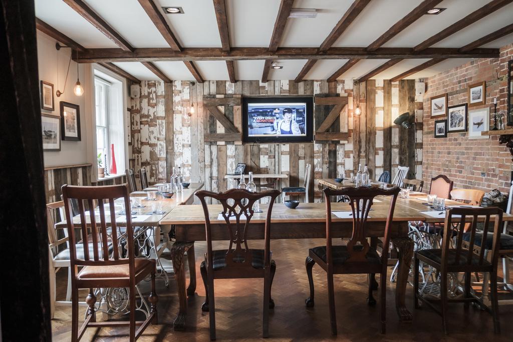 Hinds Head Hotel Олдърмастън Екстериор снимка