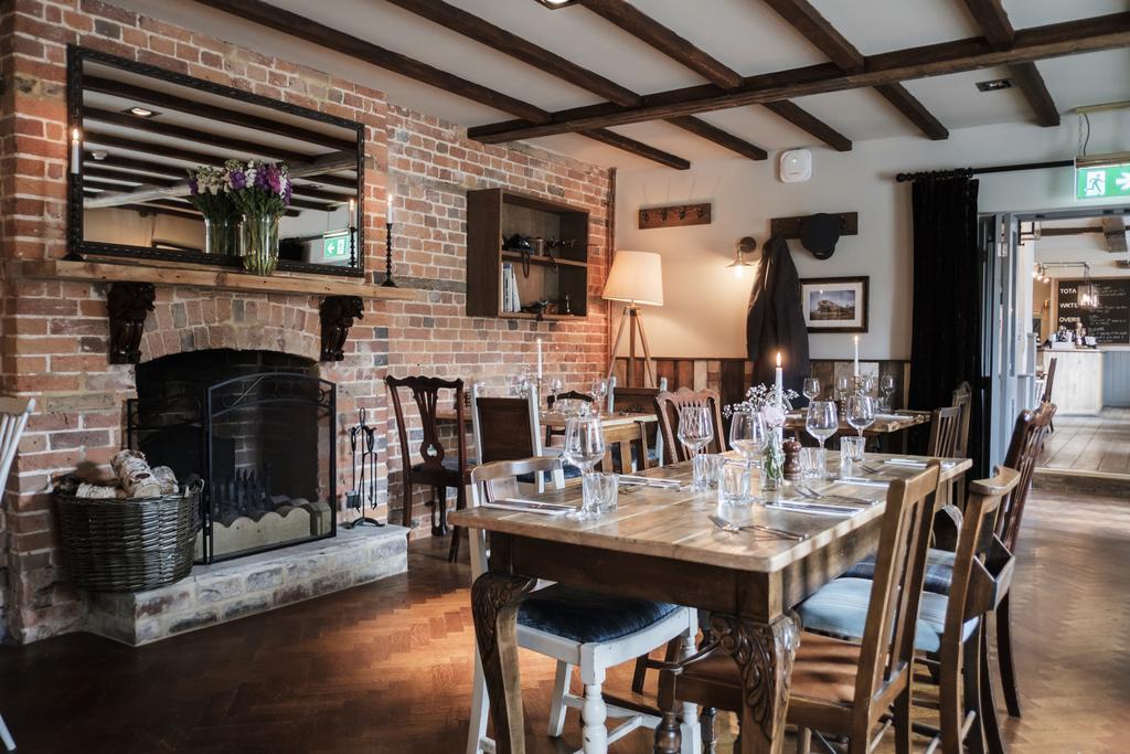 Hinds Head Hotel Олдърмастън Екстериор снимка
