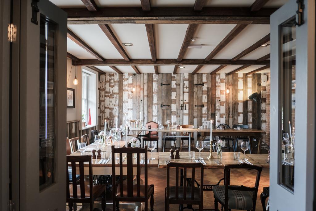 Hinds Head Hotel Олдърмастън Екстериор снимка