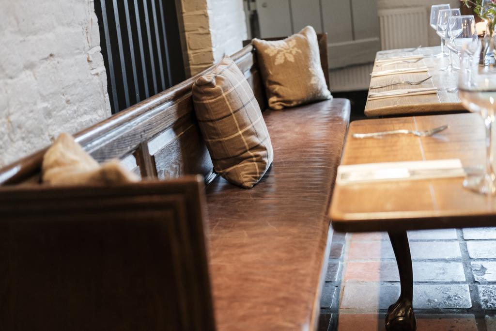 Hinds Head Hotel Олдърмастън Екстериор снимка