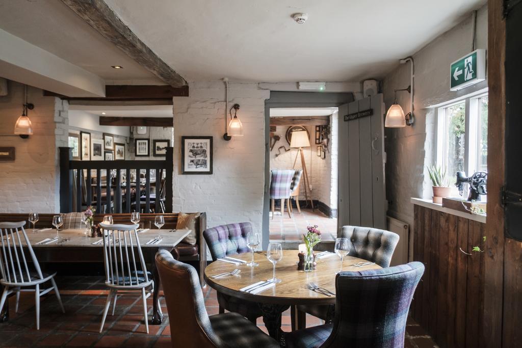 Hinds Head Hotel Олдърмастън Екстериор снимка