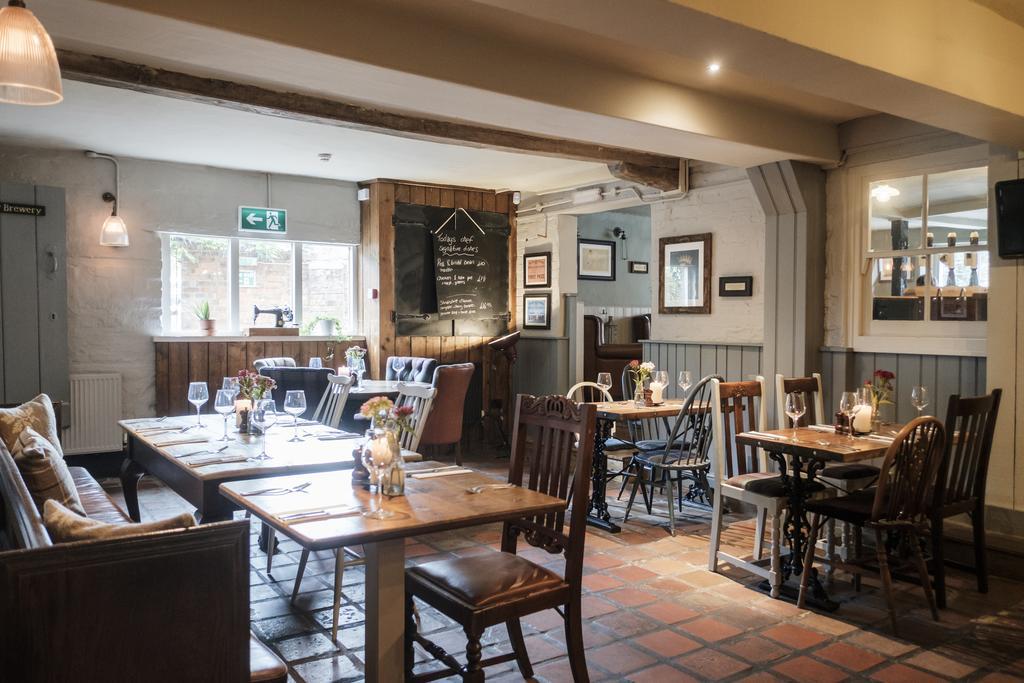 Hinds Head Hotel Олдърмастън Екстериор снимка