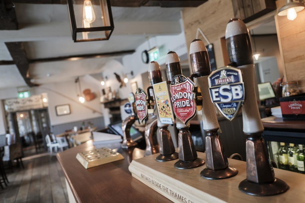 Hinds Head Hotel Олдърмастън Екстериор снимка