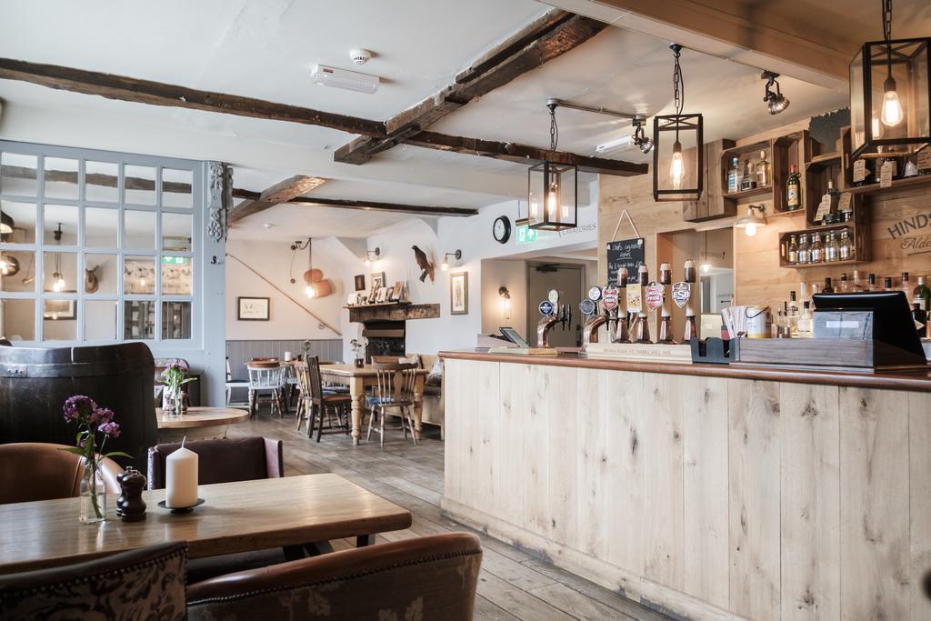 Hinds Head Hotel Олдърмастън Екстериор снимка