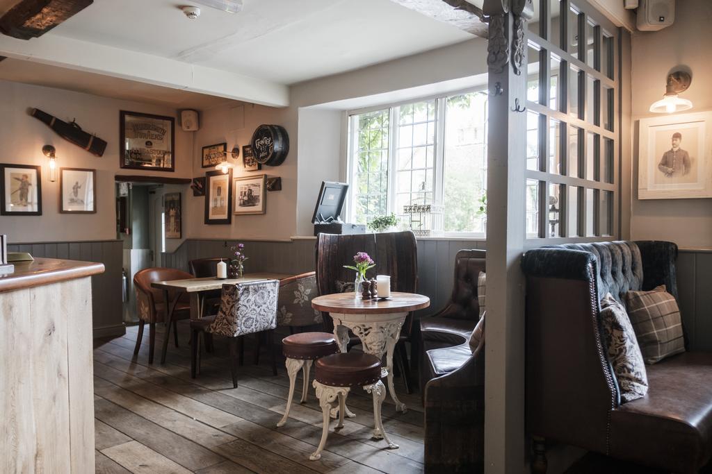Hinds Head Hotel Олдърмастън Екстериор снимка