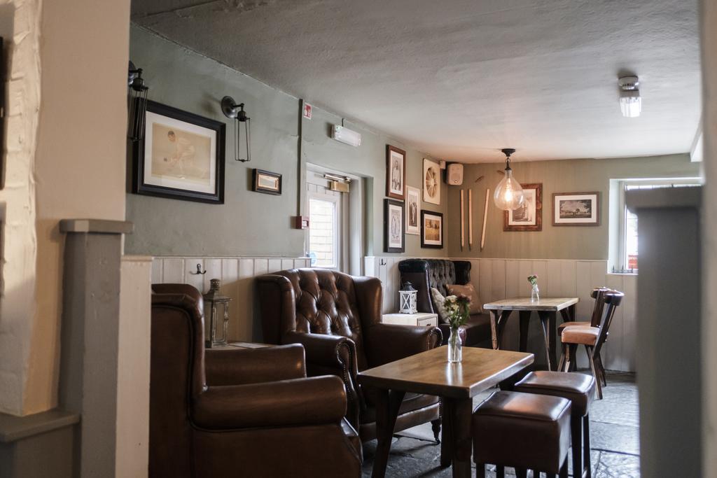 Hinds Head Hotel Олдърмастън Екстериор снимка