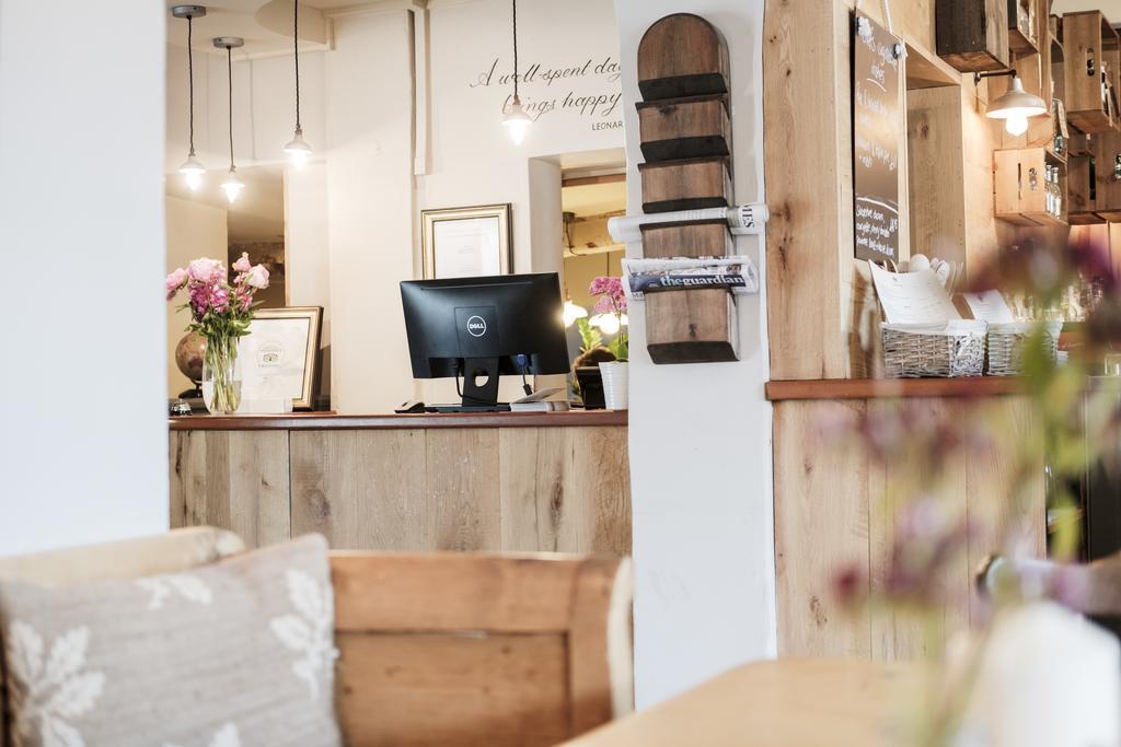 Hinds Head Hotel Олдърмастън Екстериор снимка