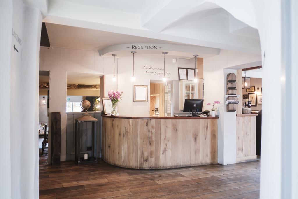 Hinds Head Hotel Олдърмастън Екстериор снимка