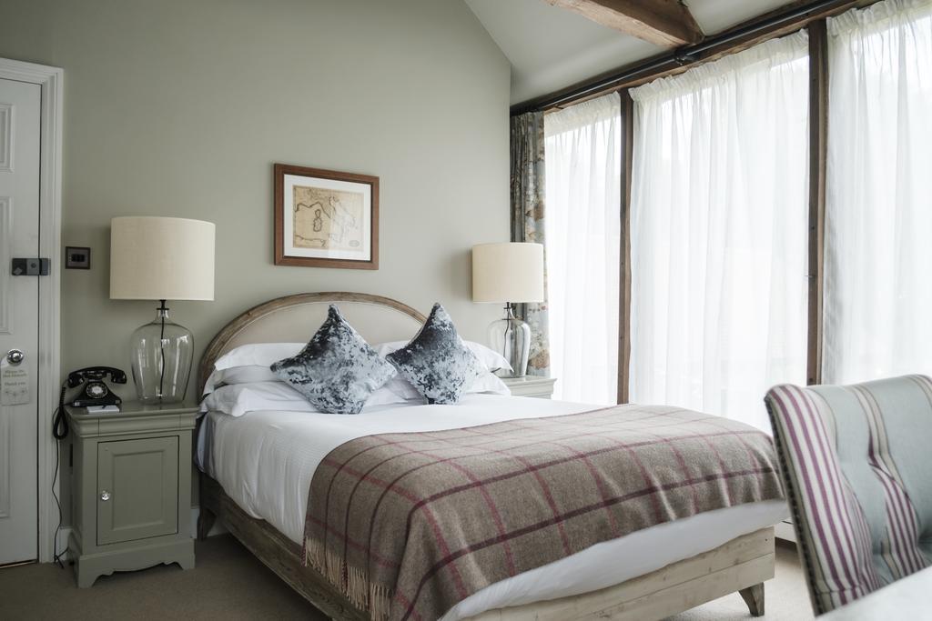 Hinds Head Hotel Олдърмастън Екстериор снимка