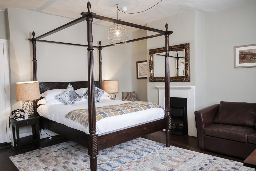 Hinds Head Hotel Олдърмастън Екстериор снимка