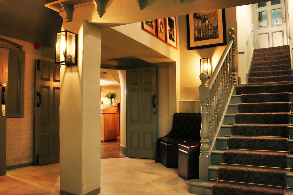 Hinds Head Hotel Олдърмастън Екстериор снимка