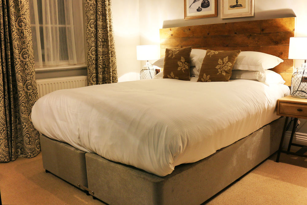 Hinds Head Hotel Олдърмастън Екстериор снимка