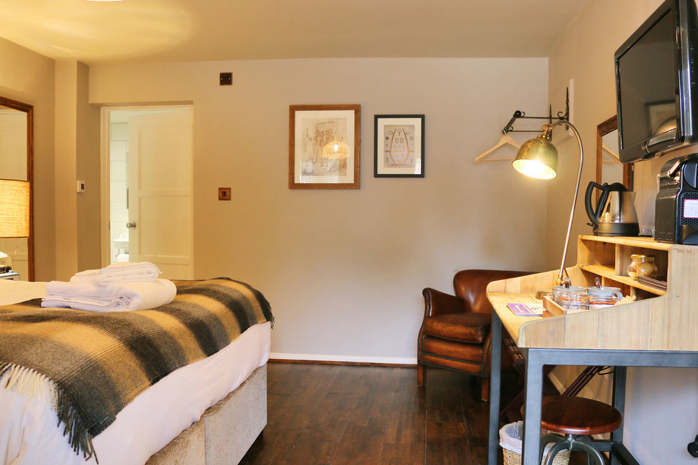 Hinds Head Hotel Олдърмастън Екстериор снимка