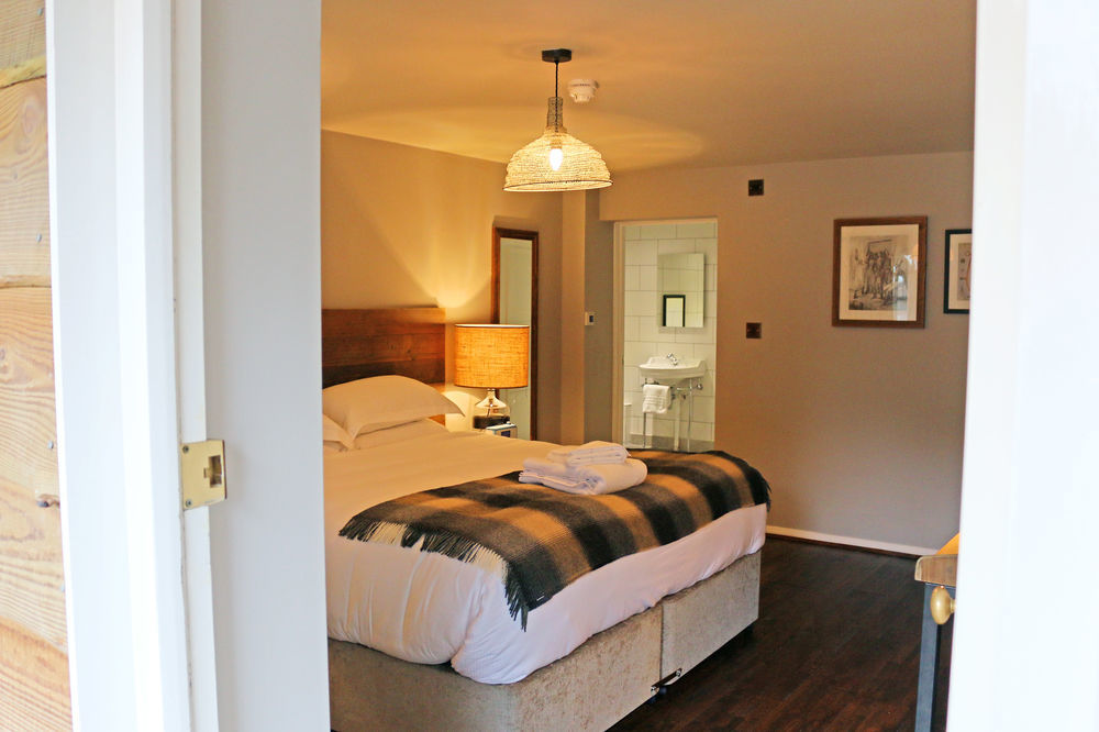 Hinds Head Hotel Олдърмастън Екстериор снимка
